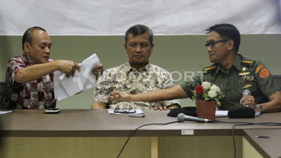 Heru Nugroho (kiri) dalam konferensi pers terkait hasil verifikasi klub ISL 2015 di Media Centre Kemenpora, Jakarta. Copyright: &copy; Herry Ibrahim/INDOSPORT